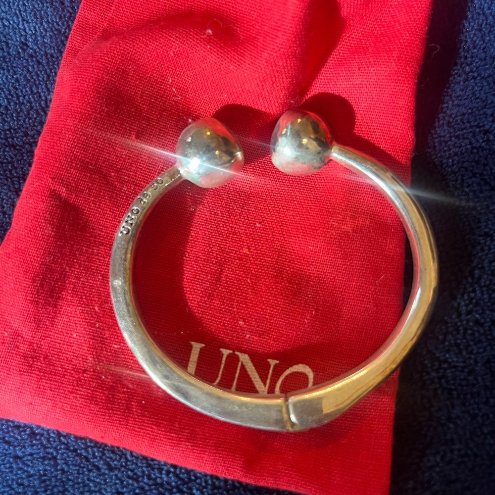 Like New Uno de50 Ball Unisex Bracelet 7.5 inches open. Beautiful with style.